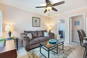 TV - PB Apartment Right by the Beach with Parking!! (San Diego)