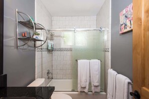 Ducha, secador de pelo, toallas y champú