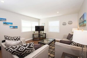TV, offices - Entire 2bd - Most Convenient Location of San Diego (San Diego)