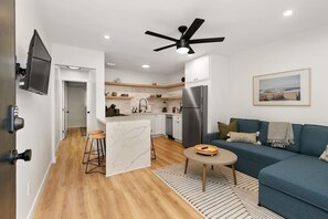 TV, offices - Coastal High-End 1BD in Beautiful Mission Beach (San Diego)