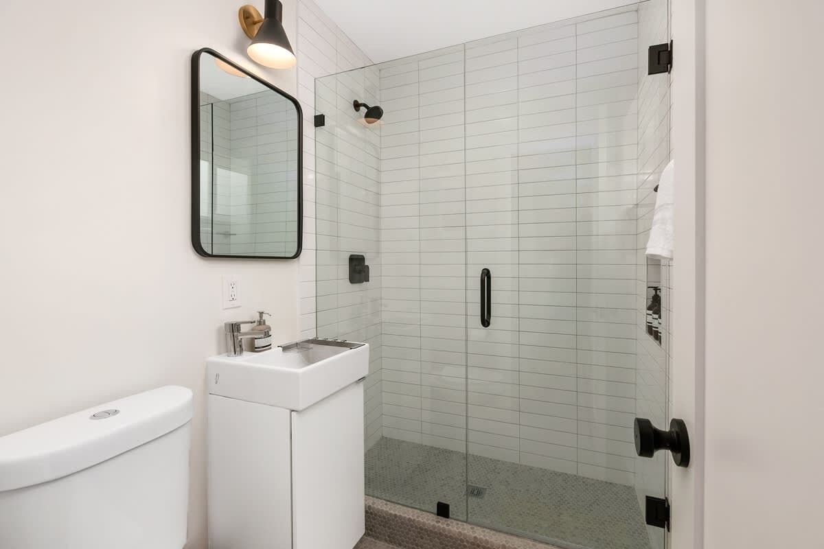 Douche, sèche-cheveux, serviettes fournies, shampoing