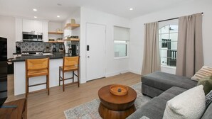 Un apartamento moderno con cocina, comedor y sala de estar.