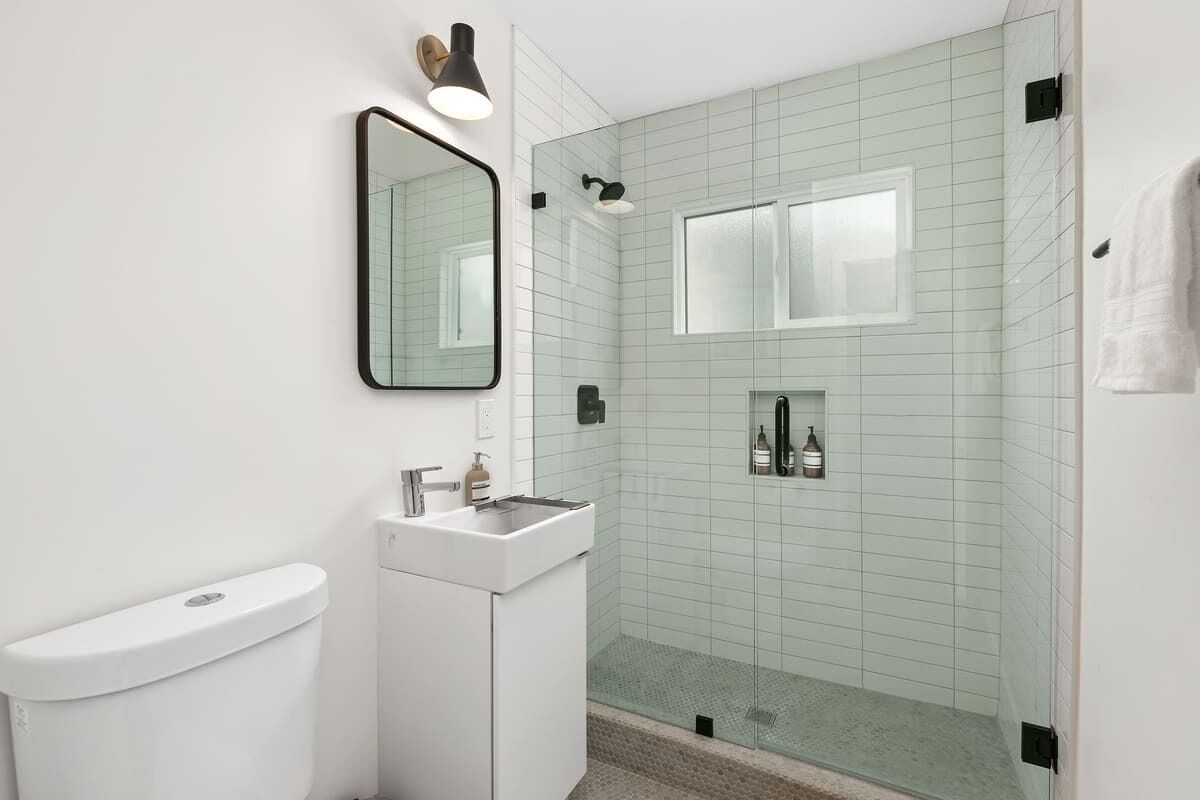 Douche, sèche-cheveux, serviettes fournies, shampoing