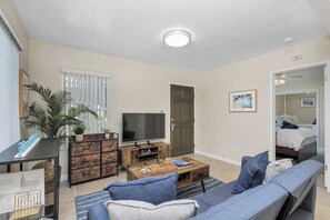 1 bedroom, iron/ironing board, WiFi, bed sheets - Quiet, Comfortable Sunset Cliffs Ocean Beach Apartment – Walk to Beach! (San Diego)