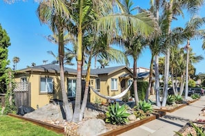 Property grounds - Quiet, Comfortable Sunset Cliffs Ocean Beach Apartment – Walk to Beach! (San Diego)