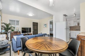 Dining - Quiet, Comfortable Sunset Cliffs Ocean Beach Apartment – Walk to Beach! (San Diego)
