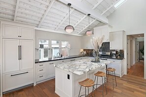 Fridge, microwave, oven, stovetop - La Jolla Cove Modern Luxury in Exclusive Location (San Diego)
