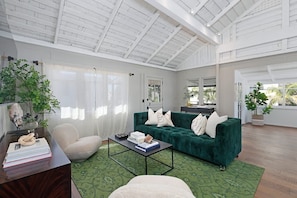 TV, offices - La Jolla Cove Modern Luxury in Exclusive Location (San Diego)