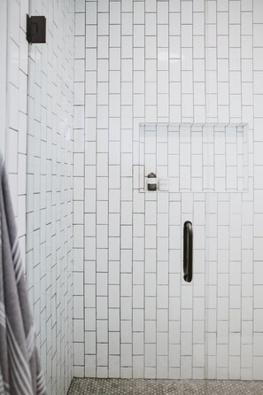Shower, hair dryer, towels, shampoo - Ocean View Loft in Bird Rock La Jolla with Parking (San Diego)