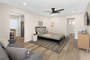 Iron/ironing board, WiFi, bed sheets - Walk to Everything in Ocean Beach! (San Diego)