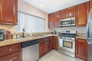 Fridge, microwave, oven, stovetop - Pacific Beach Apartment: Parking & Beach Access (San Diego)