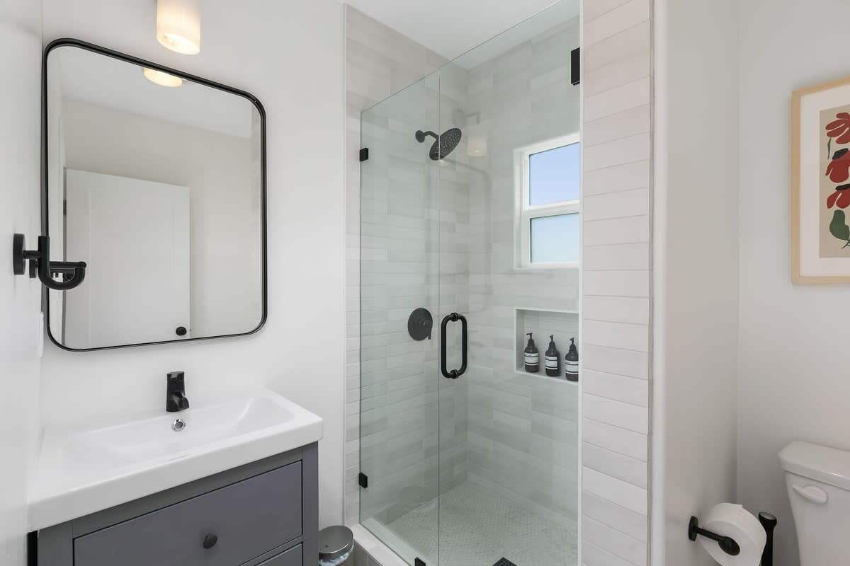 Douche, sèche-cheveux, serviettes fournies, shampoing
