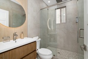 Douche, sèche-cheveux, serviettes fournies, shampoing