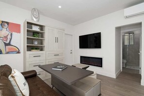 TV, fireplace, offices - Chic Studio in Banker's Hill, Steps to Balboa Park (San Diego)