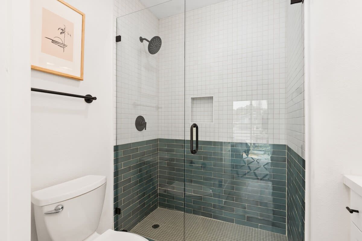 Shower, hair dryer, towels, shampoo