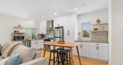 Renovated, 2bd High End Peak-a-Boo Oceanview!