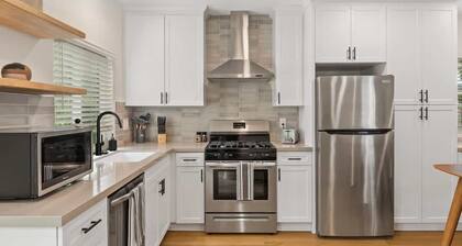 Stylish 2BD Peek-a-boo Ocean View High-End Stay