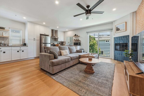 TV, offices - Stylish 2BD Peek-a-boo Ocean View High-End Stay (Solana Beach)