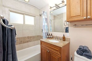 Shower, hair dryer, towels, shampoo - PB Getaway Less Than Block to Beach Home (San Diego)