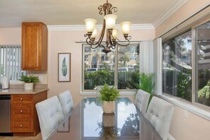 Dining - PB Retreat! Steps to Beach with Easy Parking Spot (San Diego)