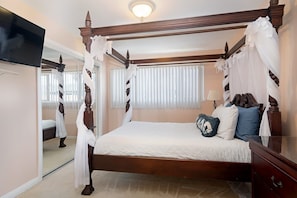 2 bedrooms, iron/ironing board, WiFi, bed sheets - Ocean Views! Entire 2BR/2BA in Pacific Beach w/ Parking (San Diego)