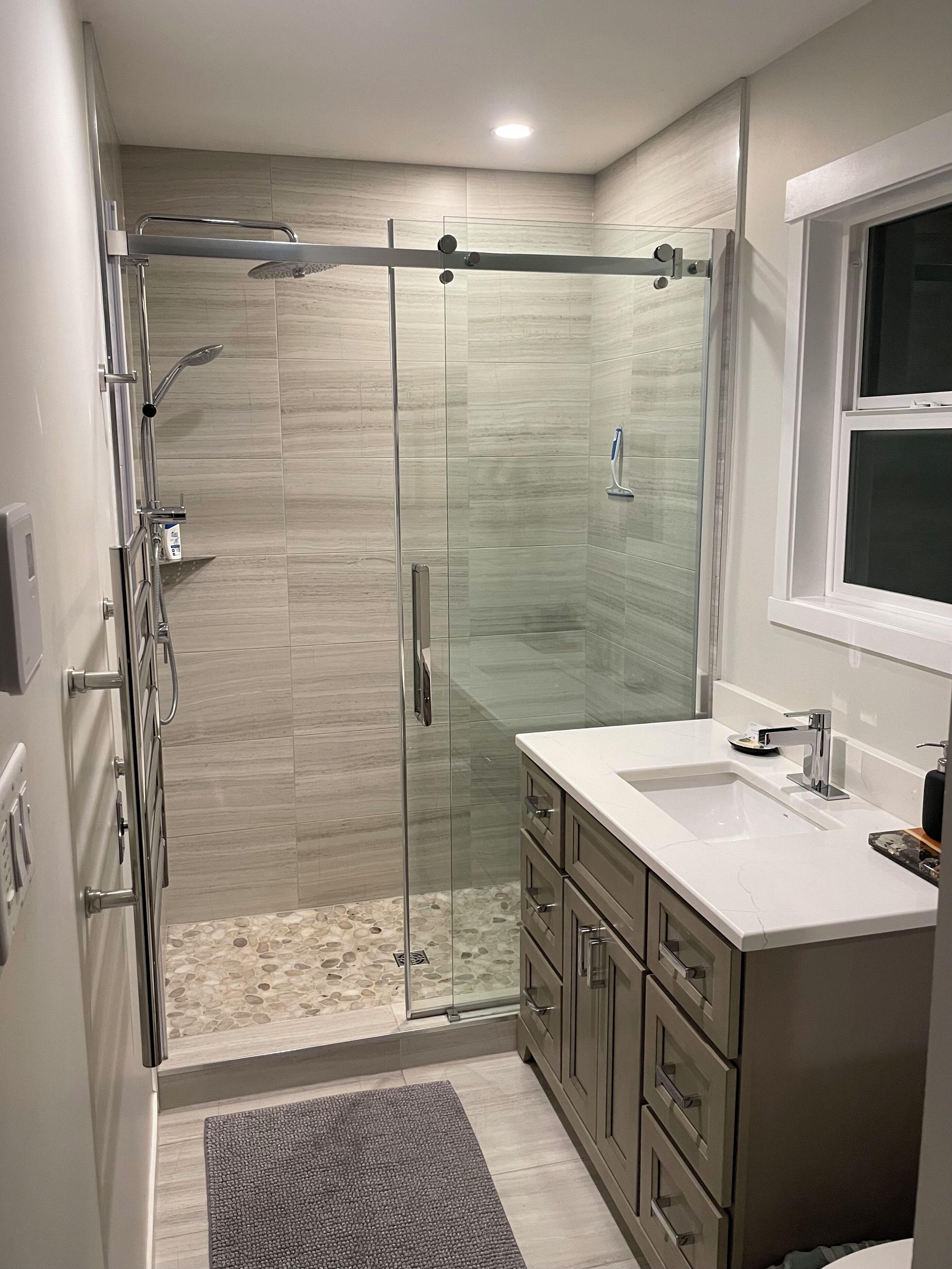 Douche, articles de toilette écologiques, sèche-cheveux