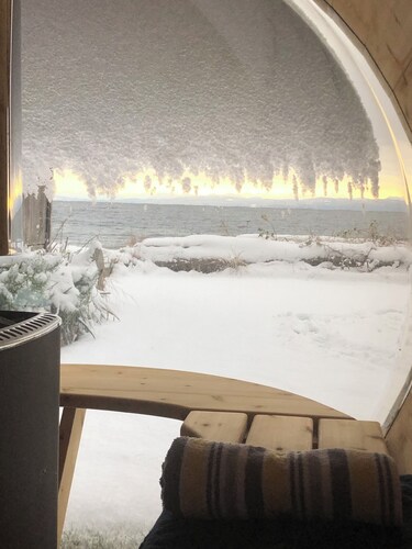 Walk on ocean front, bright and private, 2-bedroom cottage with sauna,