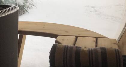 Walk on ocean front, bright and private, 2-bedroom cottage with sauna,