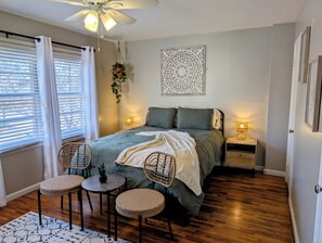 2 bedrooms, desk, iron/ironing board, free WiFi - New~ The Boho Chic Abode (Wichita)