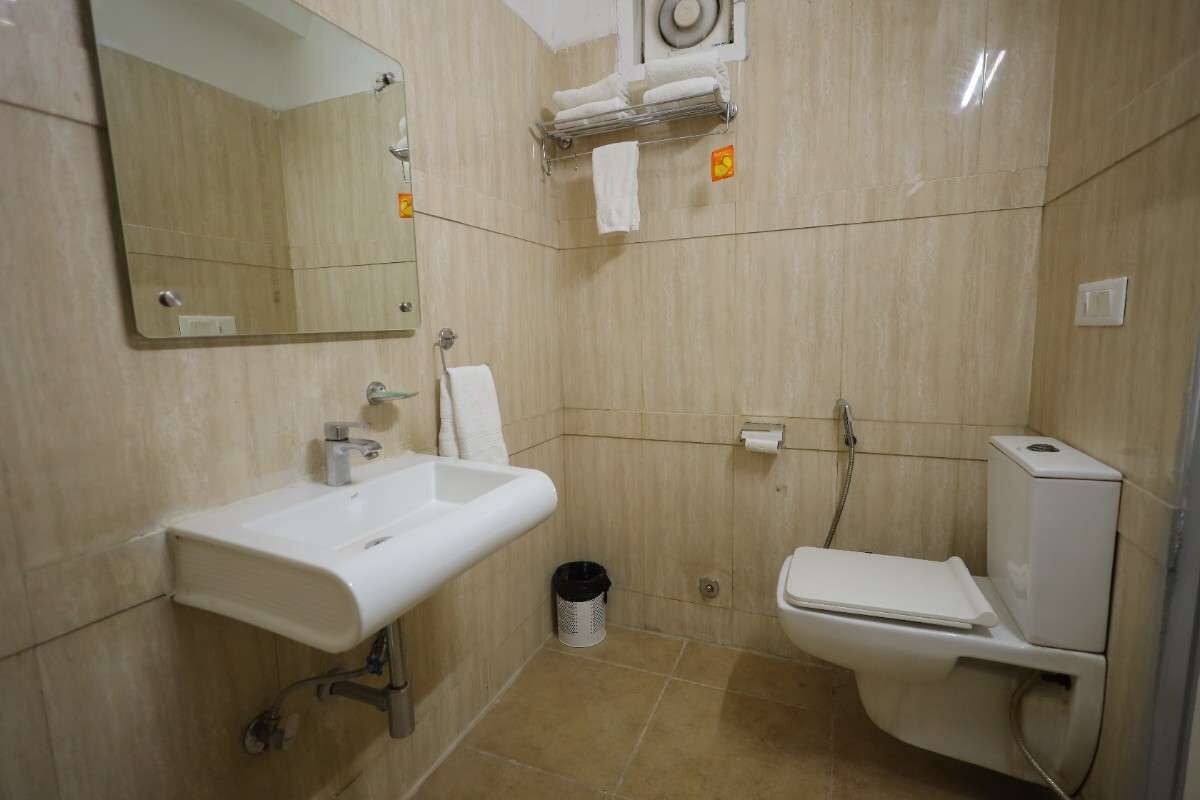 Habitación Deluxe con 1 cama matrimonial o 2 individuales | Baño | Toallas, jabón, shampoo, papel de baño 