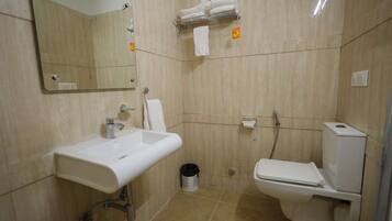 Habitación Deluxe con 1 cama matrimonial o 2 individuales | Baño | Toallas, jabón, shampoo, papel de baño