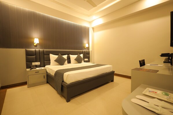Deluxe Double Room | Desk - Hotel East Gate By Vablis Hospitality (Agra)