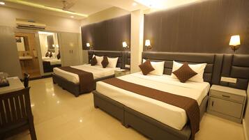 Family Quadruple Room | Desk