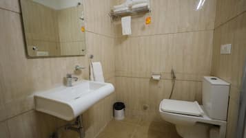Deluxe Double Room | Bathroom | Towels, soap, shampoo, toilet paper