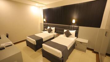 Deluxe Double or Twin Room | Desk