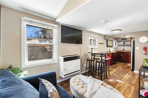Downtown Manitou 1BR: Walk to Incline + Free Parking [Dog Friendly]