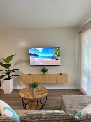 Smart TV, books - Miami World Cup House Near Hard Rock Stadium • 5 Min to Beach (Hollywood)