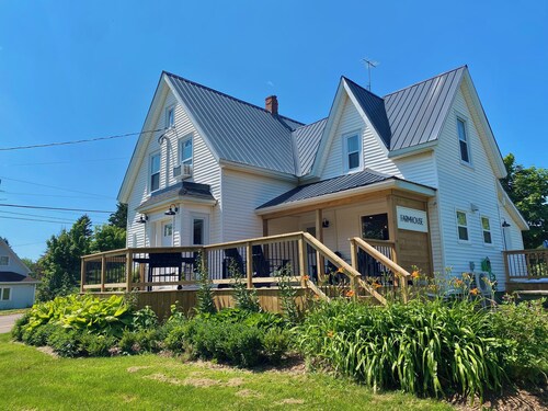 4 BR Family Farmhouse - Queen Beds - Pet Friendly