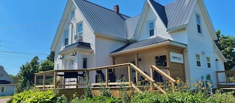 4 BR Family Farmhouse - Queen Beds - Pet Friendly