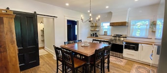 4 BR Family Farmhouse - Queen Beds - Pet Friendly