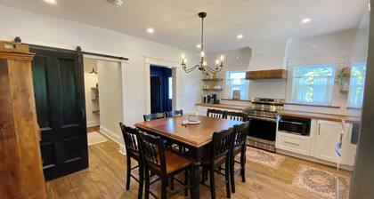 4 BR Family Farmhouse - Queen Beds - Pet Friendly
