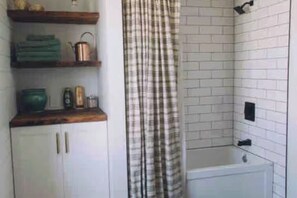 Hair dryer, towels, soap, shampoo - 4 BR Family Farmhouse - Queen Beds - Pet Friendly (French River)
