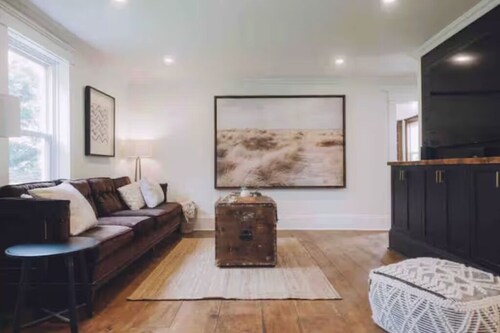 4 BR Family Farmhouse - Queen Beds - Pet Friendly
