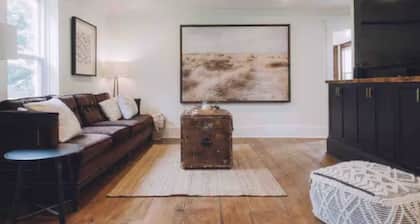 4 BR Family Farmhouse - Queen Beds - Pet Friendly