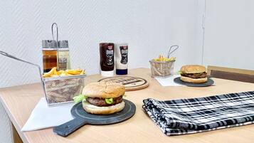 Deluxe Studio, Private Bathroom, City View | Dining room