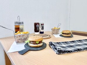 Estúdio luxo, banheiro privativo, vista para a cidade | Sala de jantar