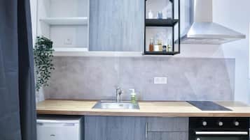 Superior Studio, 1 Double Bed, Private Bathroom | Private kitchen