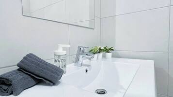 Deluxe Studio, Non Smoking, City View | Bathroom