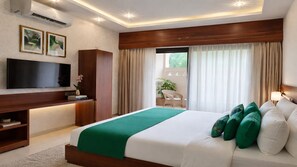 Desk, laptop workspace, blackout curtains, soundproofing - Signum Resort, Umaria - Bandhavgarh (Umaria)