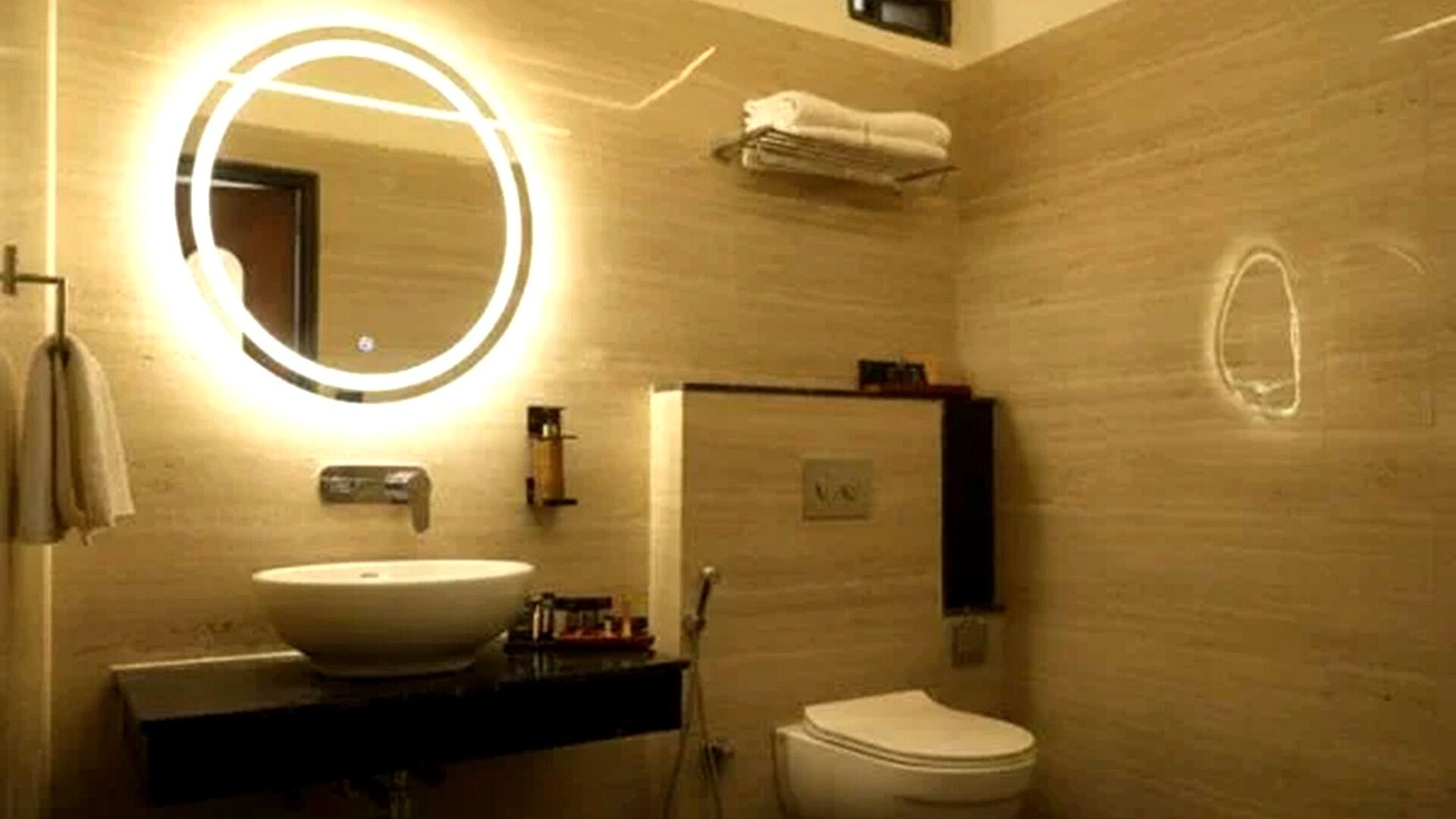 Regadera, amenidades de baño gratuitas, toallas, jabón 